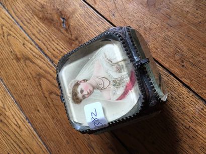 Petite boite à bijoux en cuivre et verre...