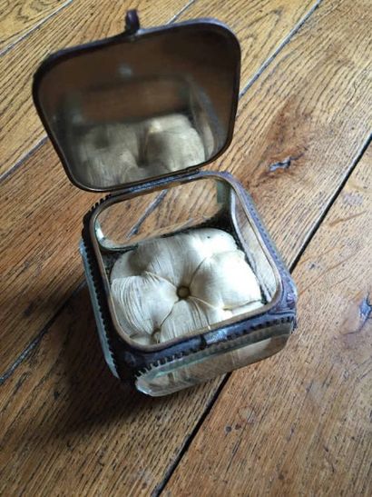 Petite boite à bijoux en cuivre et verre...