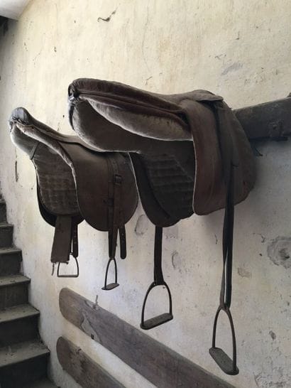 2 selles d'equitation.