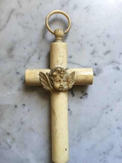 Croix de berceau en ivoire sculpté (restauration)....