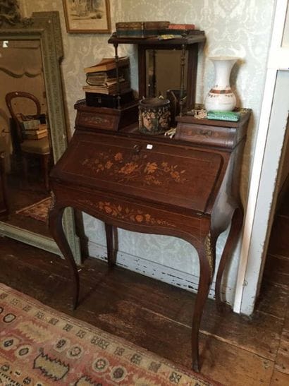 Petit bureau de pente en bois de placage...