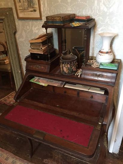 Petit bureau de pente en bois de placage...