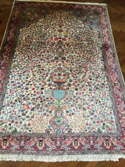 Tapis en laine à décor fleuri. Longueur :...