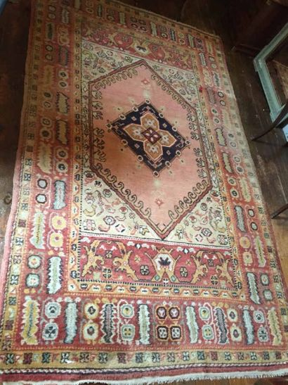 Tapis fond rose. Hauteur : 282 cm - Longueur...