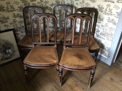Cinq chaises en bois (accidents et usure...