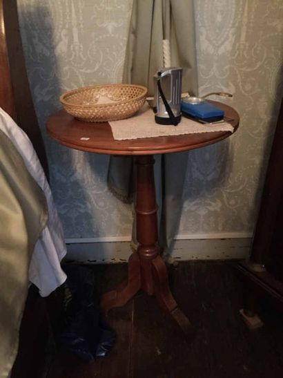 Paire de petites tables de nuit en bois naturel,...