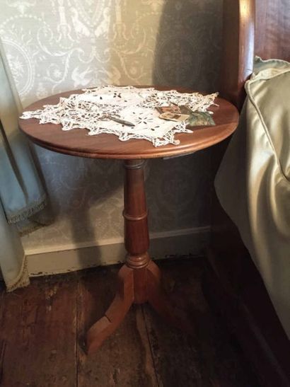 Paire de petites tables de nuit en bois naturel,...