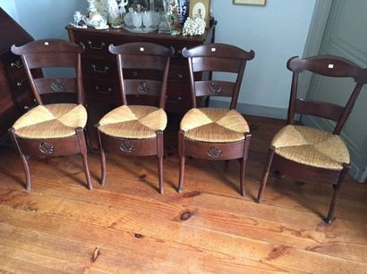 Trois chaises en acajou, assises paillées...
