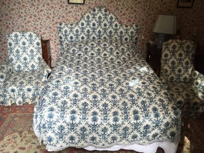 Un lit et deux fauteuils.
