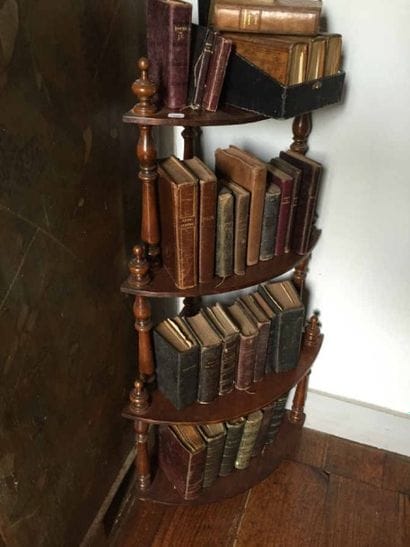 Etagère d'angle en bois tourné. Hauteur :...