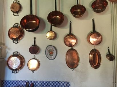 Un lot en cuivre comprenant 5 casseroles...