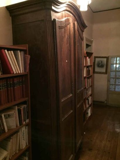 Armoire Louis XV en bois naturel ouvrant...