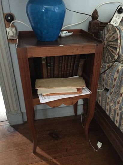 Deux petites tables de nuit.