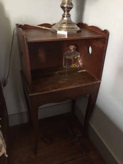 Deux petites tables de nuit.