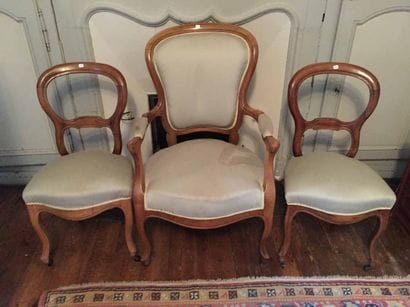 Un fauteuil et deux chaises, pieds à roulettes...