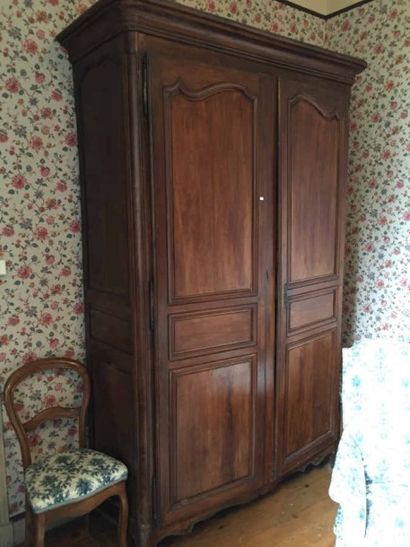 Armoire en bois naturel ouvrant à 2 portes....