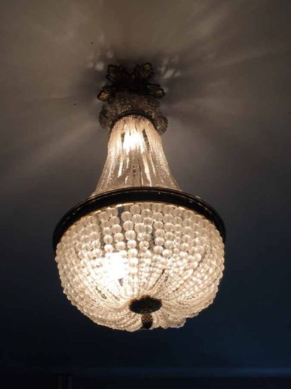 Lustre corbeil en bronze et perles de verre....