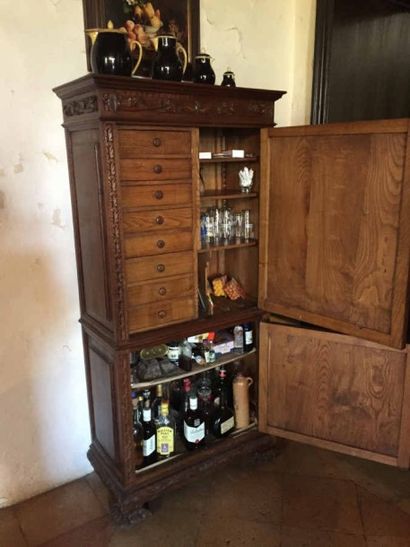 Homme debout en bois naturel à décor scupté...