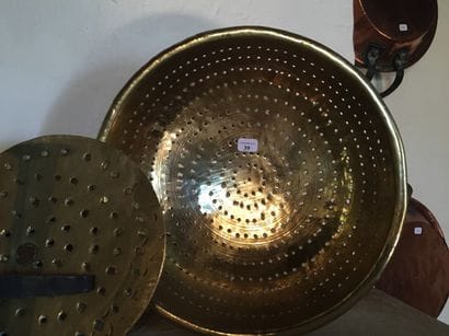 Deux passoires à lait. XIXe siècle. On y...