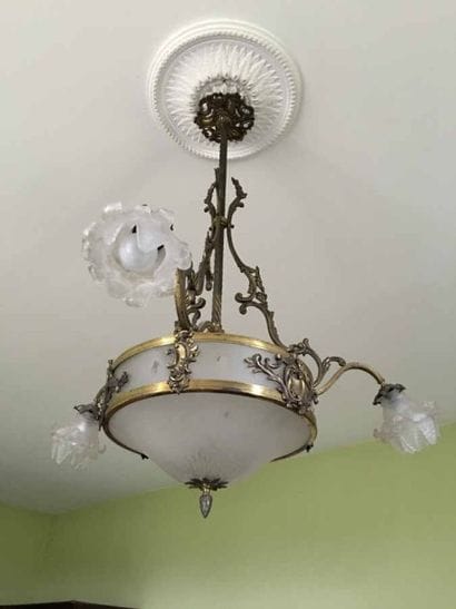 Lustre à trois bras de lumières en bronze...
