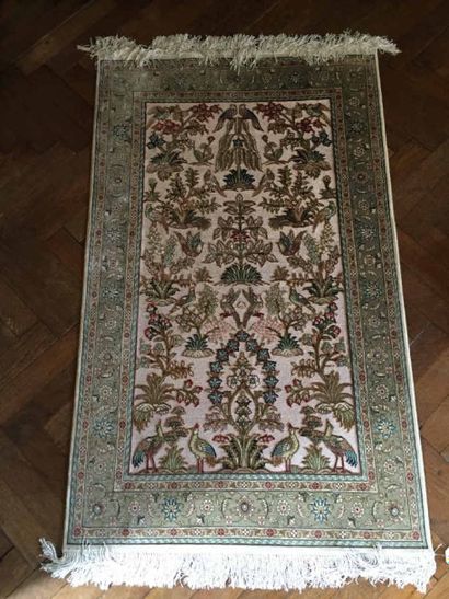 Petit tapis en soie, origine Hereke. Longueur :...