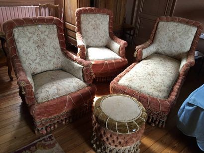 Méridienne, deux fauteuils et un pouf garnis...