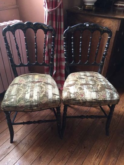 Deux chaises en bois noirci à décor doré...