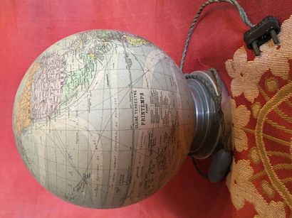 Globe terrestre lampe signé Printemps-Paris....