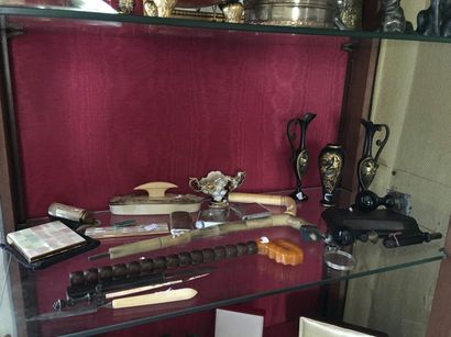 Ensemble de petits objets, pommeau de canne,...