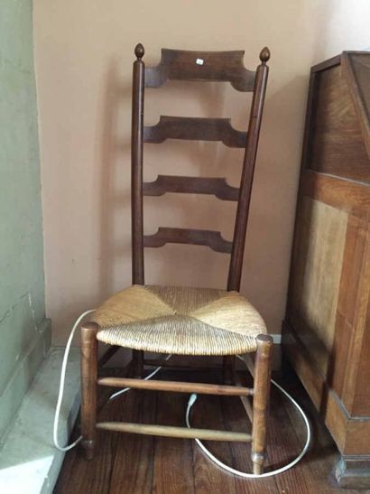 Une chaise de nourrice en bois naturel, paillée....