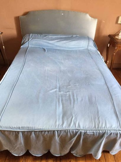 Un lit. Hauteur : 190 cm - Longueur : 140...