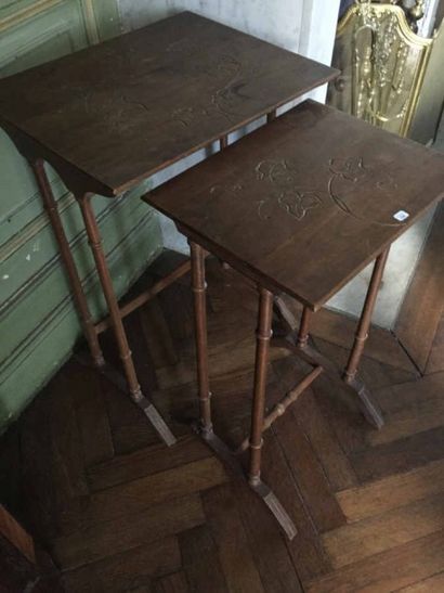 Deux tables gigognes à décor d'un motif de...