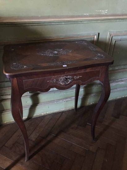 Petite table formant coiffeuse ouvrant par...