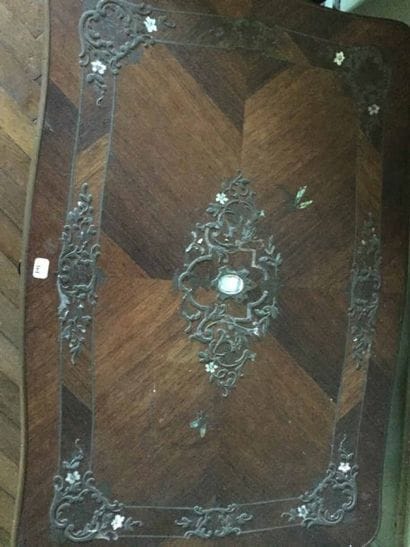 Petite table formant coiffeuse ouvrant par...