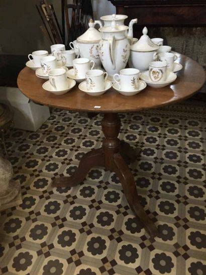Une table de vendange tripode en bois naturel...
