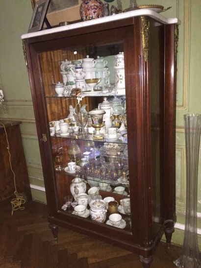 Vitrine en acajou et placage d'acajou ouvrant...
