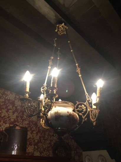 Un lustre à six bras de lumière en bronze...