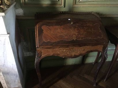 Petit bureau de pente en bois de placage...