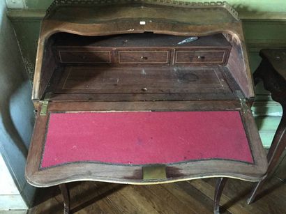 Petit bureau de pente en bois de placage...