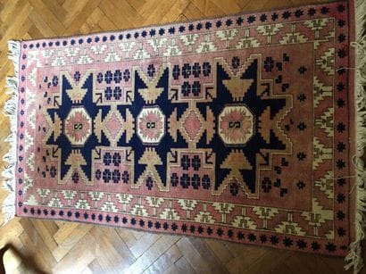 Tapis à décor bleu et rose géométrique. Longueur :...