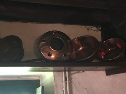 Trois casseroles en cuivre.
