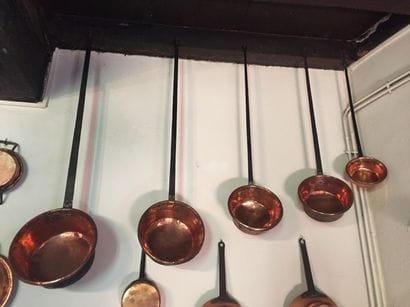6 casseroles en cuivre à long manche. XIXe...
