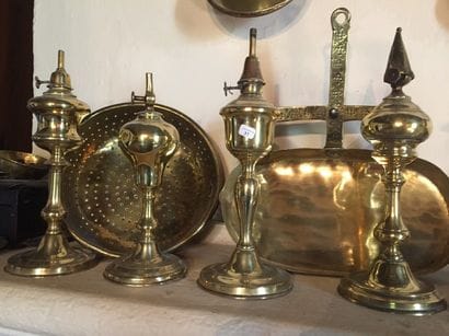 Quatre lampes à huile en laiton.