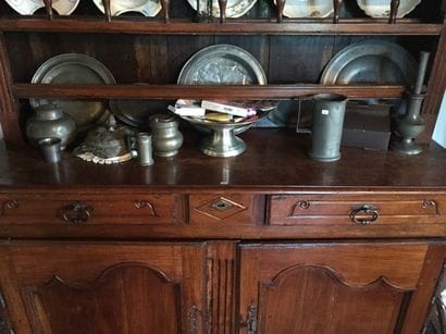 Un lot d'étain comprenant plat, un service...