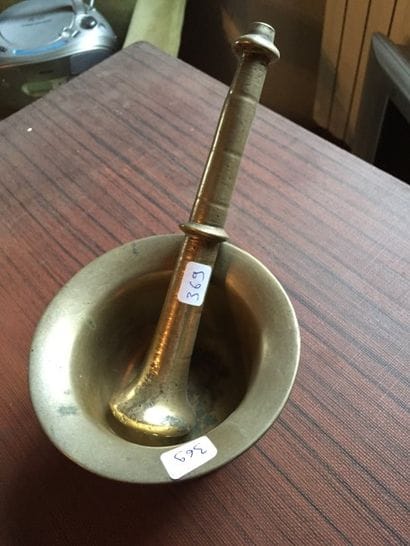 Mortier en bronze et un pilon.