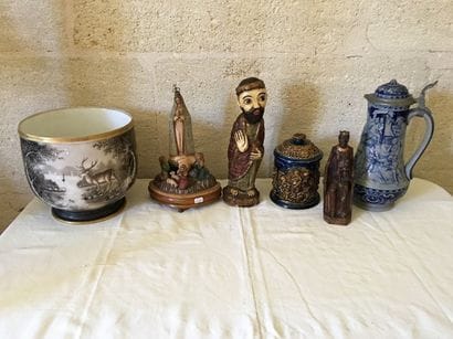 Lot de divers pots et statuettes.