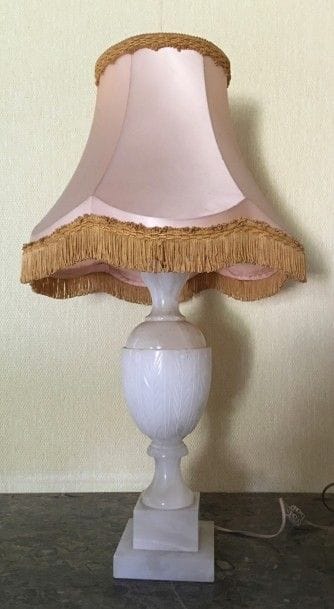 Une lampe en pierre blanche. 