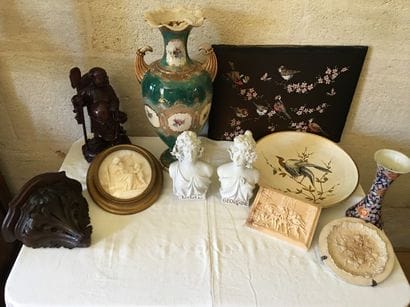 Ensemble de divers objets, vase, statuettes.......