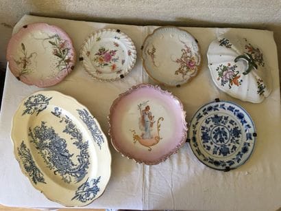 Lot d'assiettes et plats dépareillés.