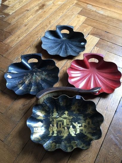 Trois grands ramasse-miettes, une corbeille...